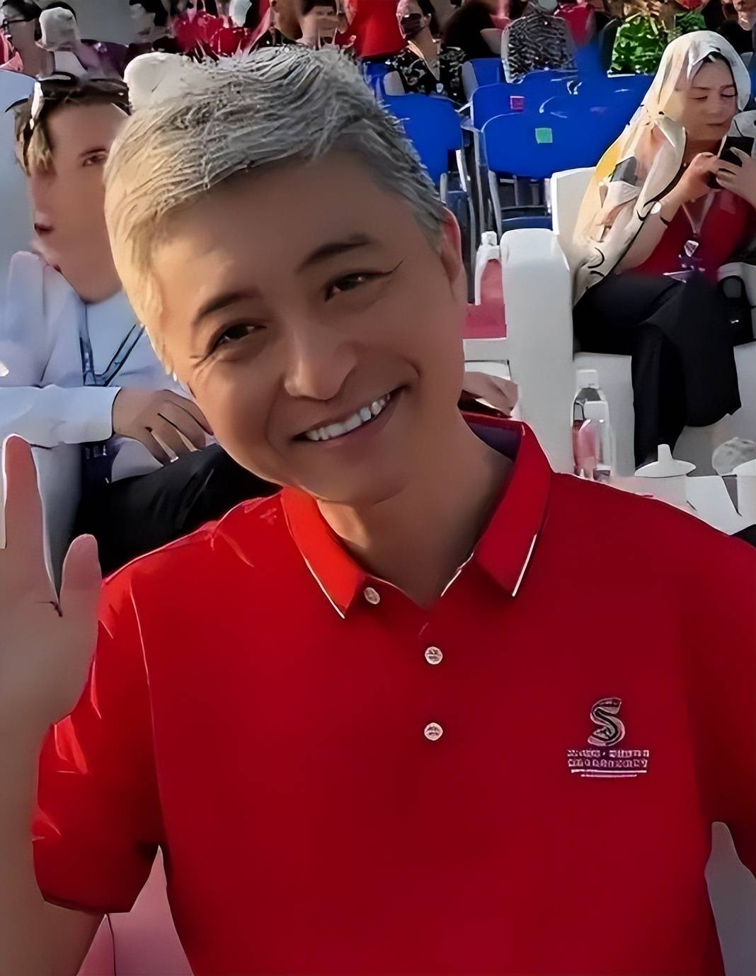 一句话葬送22年努力,他曾9次登上春晚,46岁人设崩塌惨遭网暴_周炜