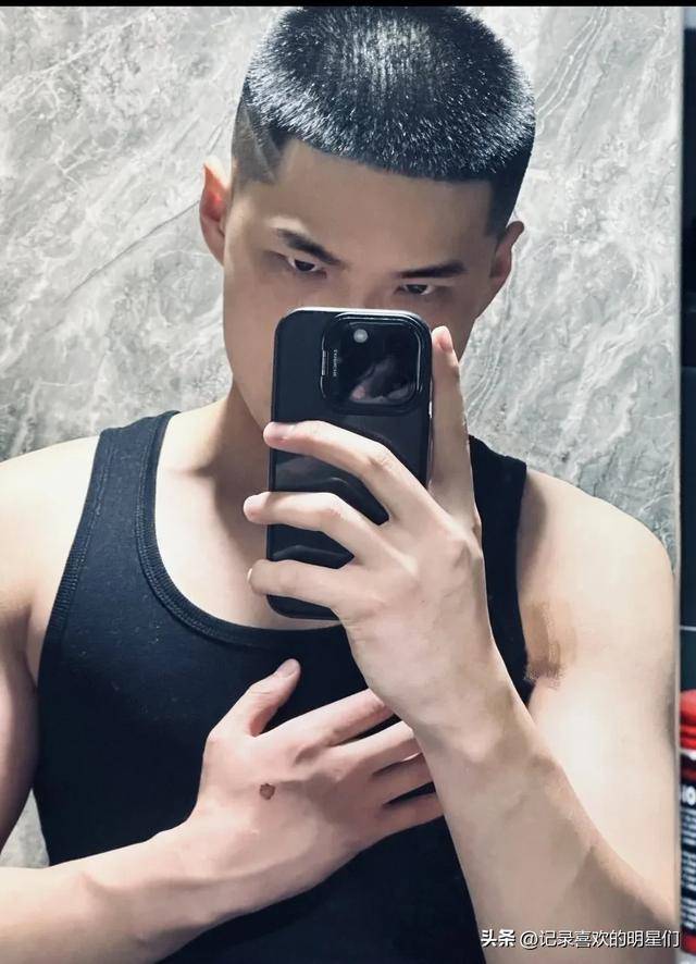 一起来看看寸头小哥哥精彩时刻,帅气迷人