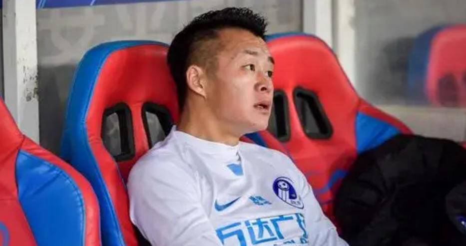 大连英博客场0-2惨败成都蓉城，三名外援表现低迷引发首发争议
