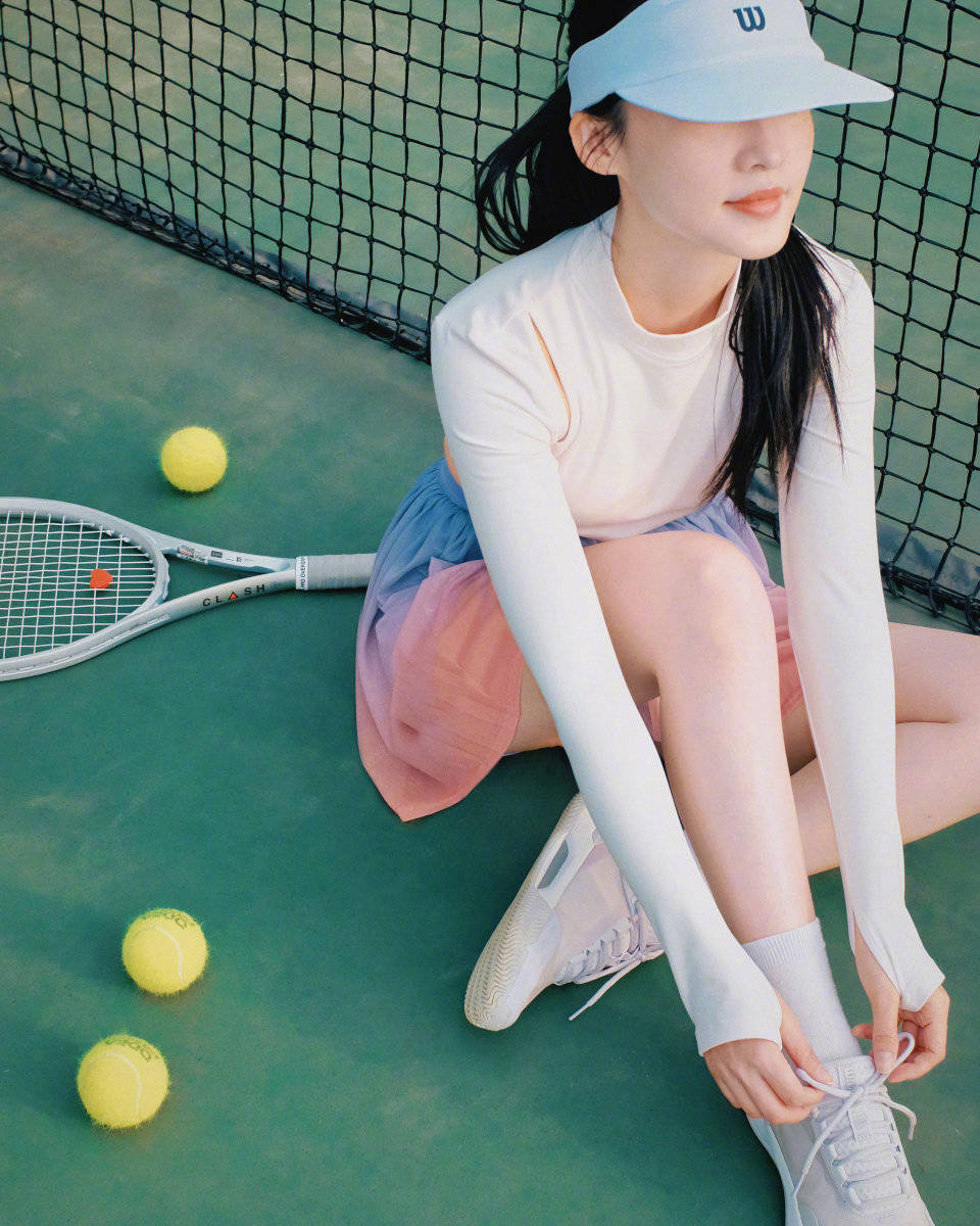 原创34岁李沁晒打网球照穿露腰短袖搭渐变色真丝短裙笑容甜如初恋