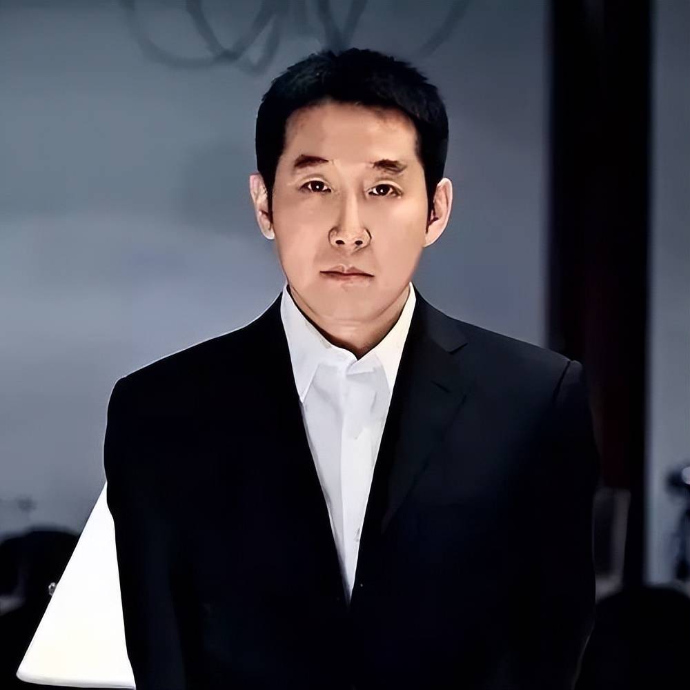除了写作,他还是中港合资五星级昆仑饭店的董事,工作忙碌无比