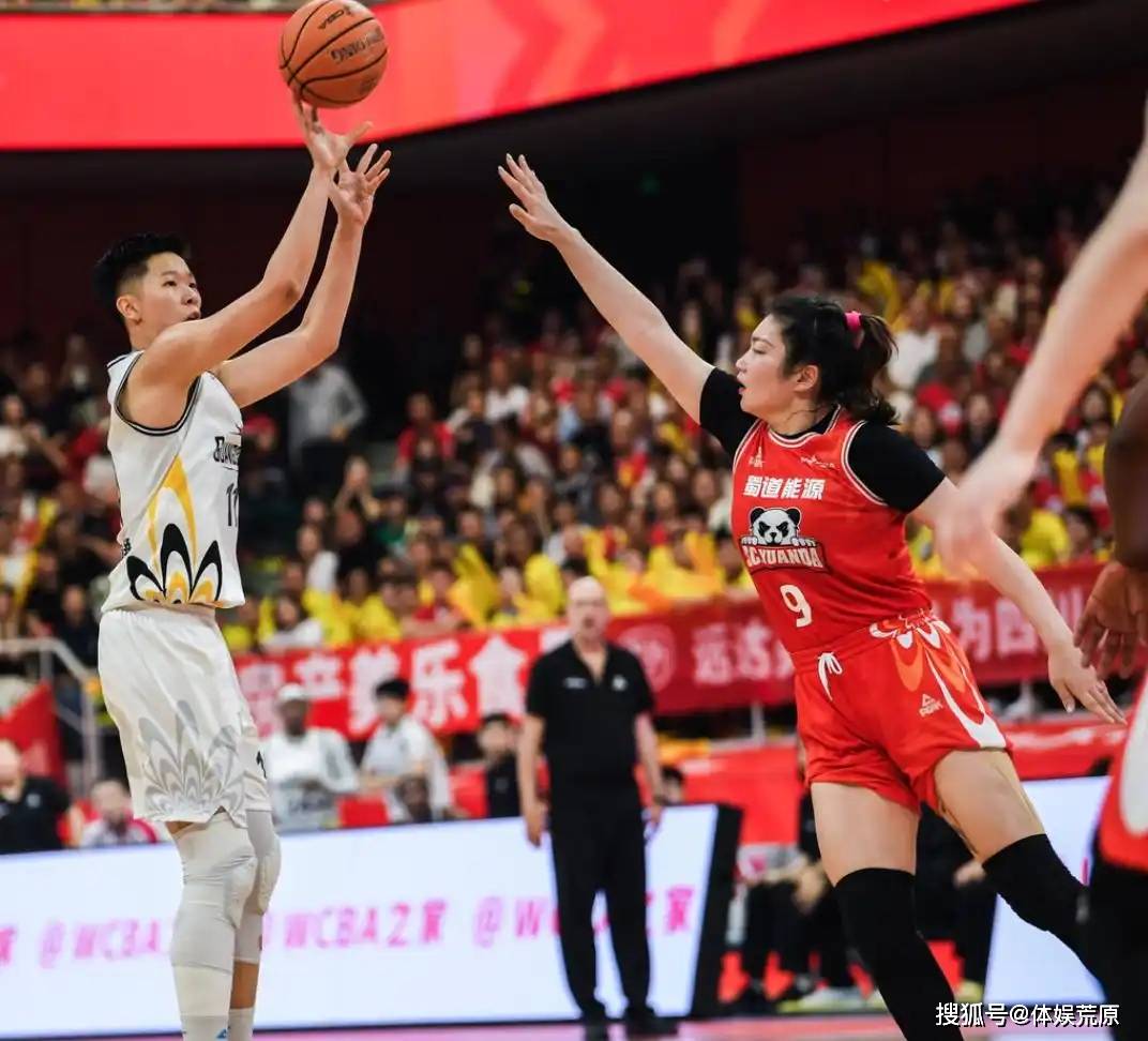 WCBA总决赛：李梦24分引领四川队逆袭，杨力维姐妹外线失准