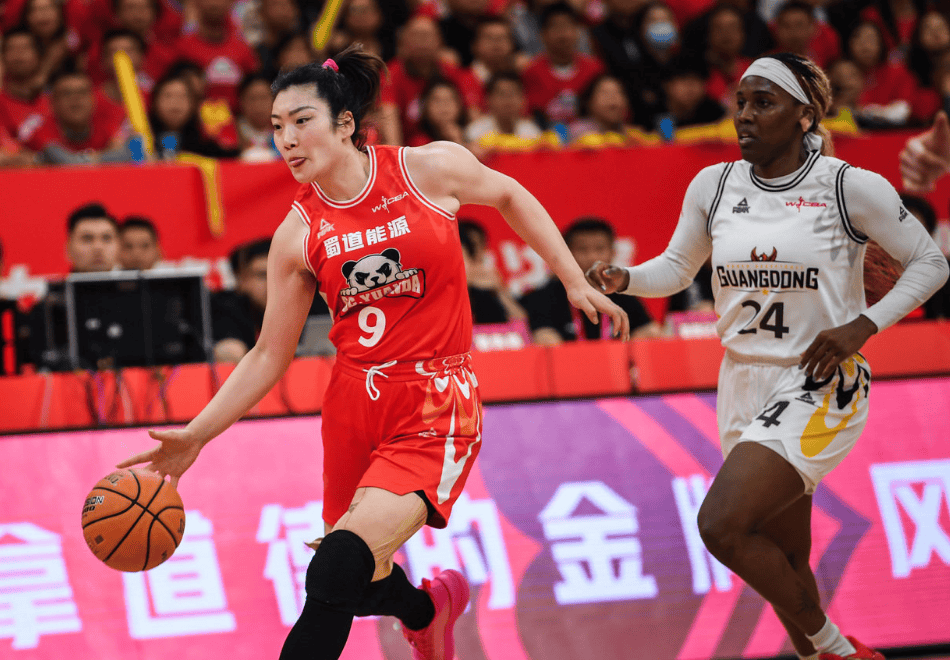 李梦强势回归，四川女篮逆风翻盘冲击三连冠