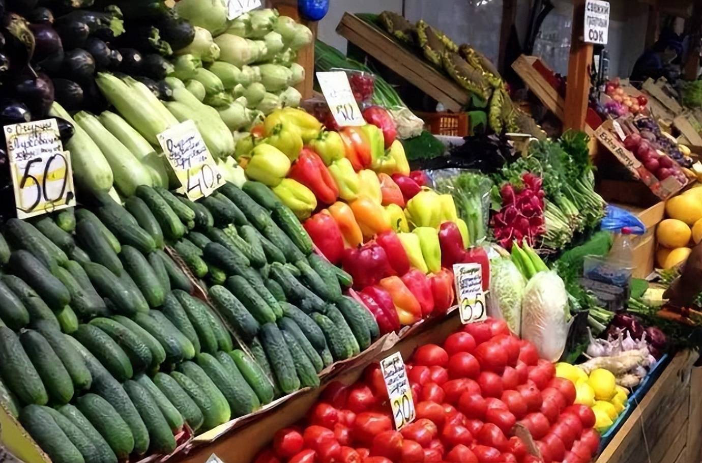 63℃小卖部:全村约900人,苹果30块1个,1斤牛肉10多元