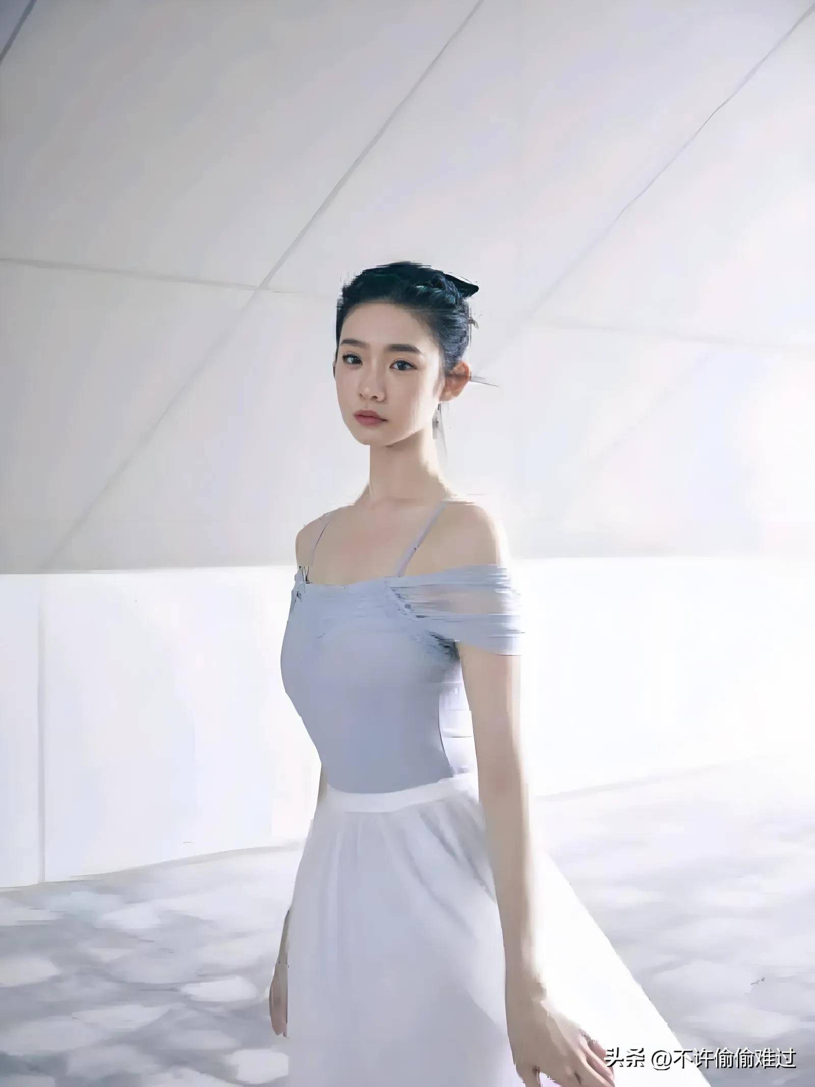 张艺凡 舞台上含着泪跳舞的芭蕾女孩