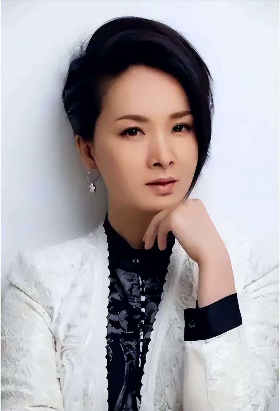 曾定居美国,回国捞金后惨遭驱赶,如今52岁的演员谢兰现状还好吗