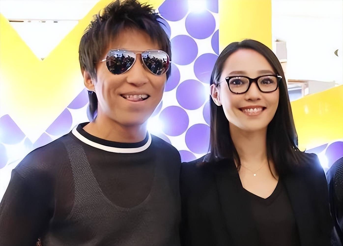 41岁白百何现身公园 ! 丈夫张思麟全程抱娃 , 儿子穿着时髦全家亲子装