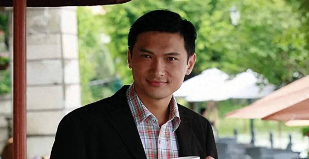 香港知名男星陈锦鸿,突然变苍老,脸上皱纹明显头发稀疏