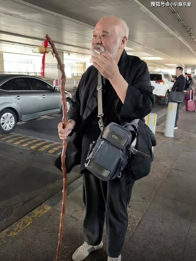 70岁李琦在廊坊,拄着拐棍,穿得像农村老头,患糖尿病仍烟不离手