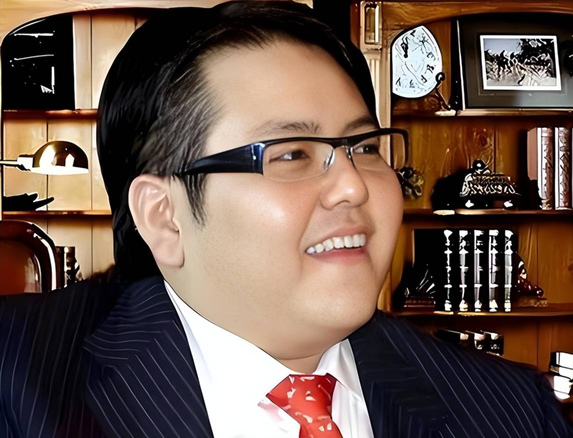 而李兆会并未挺身而出,而是将资产全部套现,并将财富转移给妹妹李兆霞