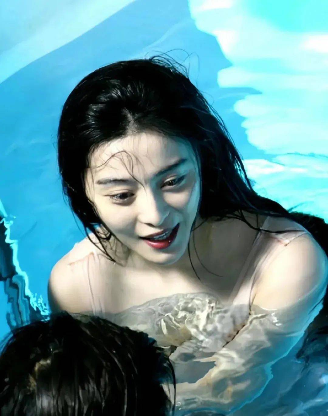 范冰冰不怕"走光",轻薄下水,与男演员戏水,只为拍摄唯美画面,当年真是