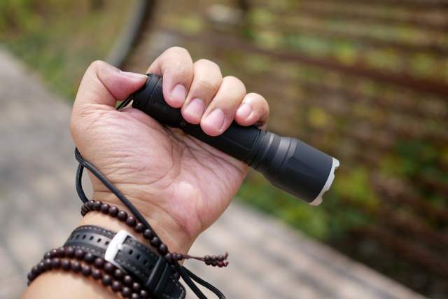 菲尼克斯 TK17 战术手电：暗夜中的光芒利刃