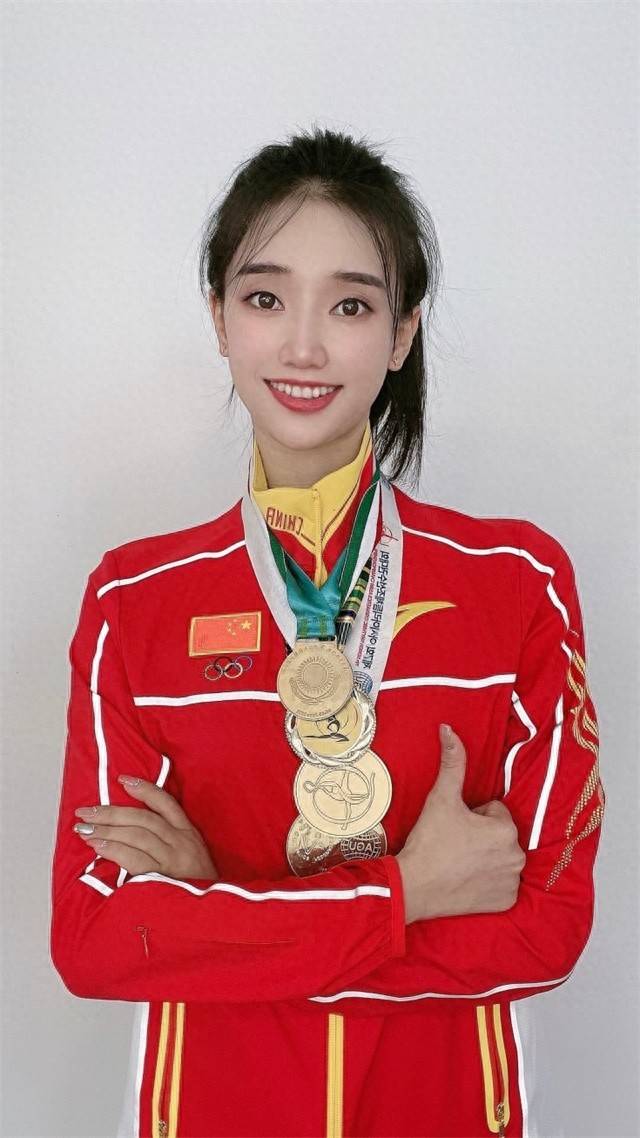 "一字马"体操女神舒思瑶退役后:嫁大4岁富豪老公,生下一子