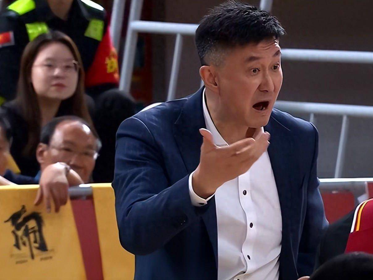 4名嘴一齐吐槽杜锋用人，周鹏大胆用9个字质疑杜锋没有用好一人