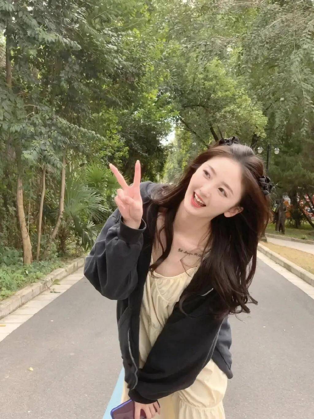 林更新疑似同居史芮伊,99年出生,南京艺术学院校花身份曝光