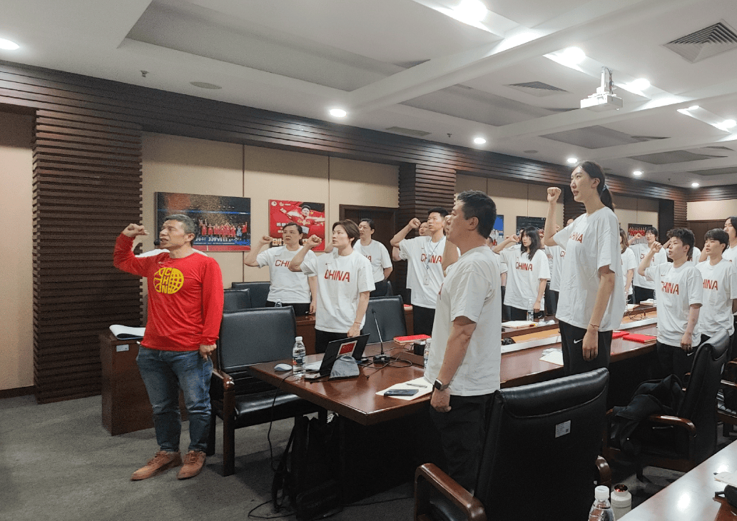 刚拿冠军就赴国家队！杨力维杨舒予认真记笔记 李梦王思雨缺席？