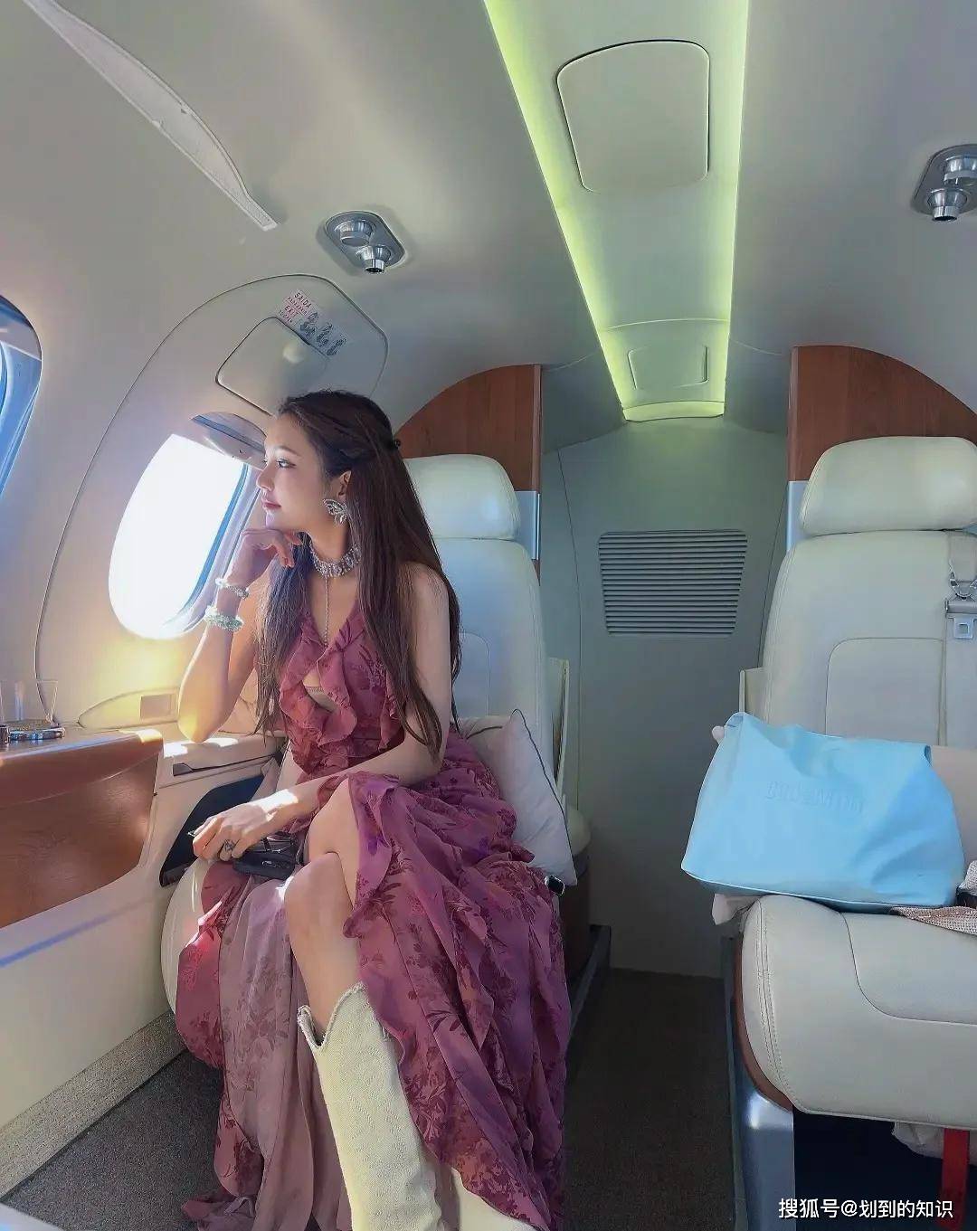 周扬青乘坐私人飞机去科切拉音乐节,穿搭火辣身材让人羡慕