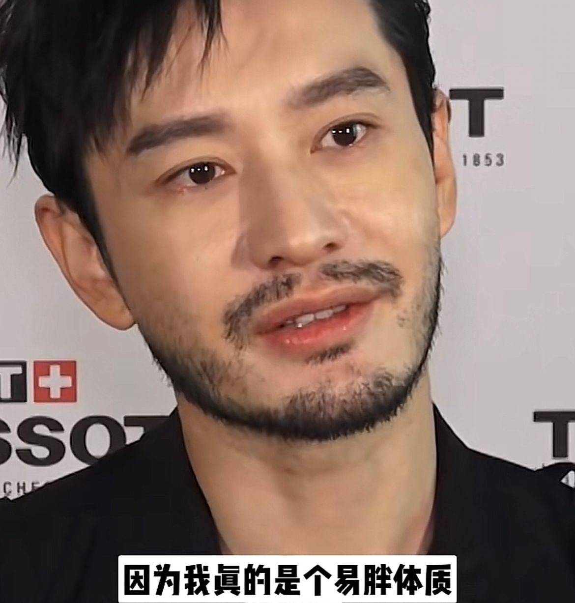 47岁黄晓明晒健身照,减重50斤显8块腹肌,胸下肋骨格外抢眼