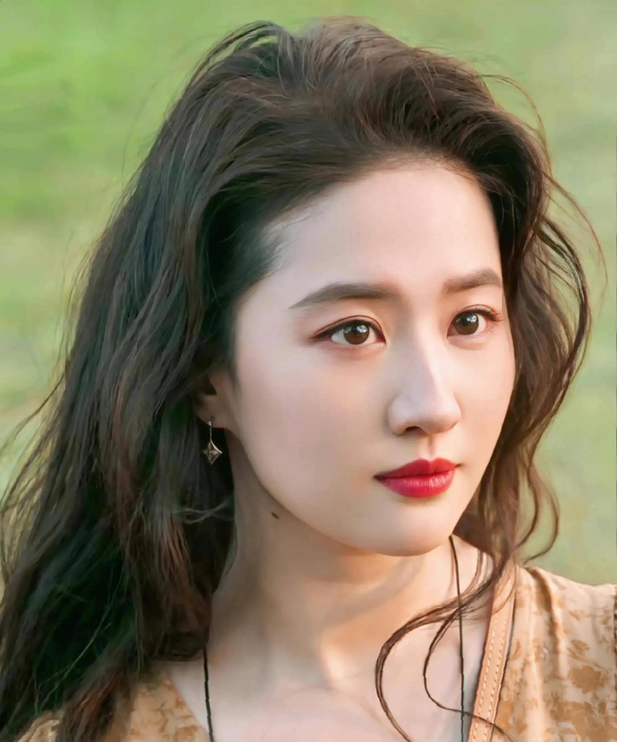 刘亦菲近照曝光,鬓角白发清晰可见,坦然接受自己年龄的真实状态