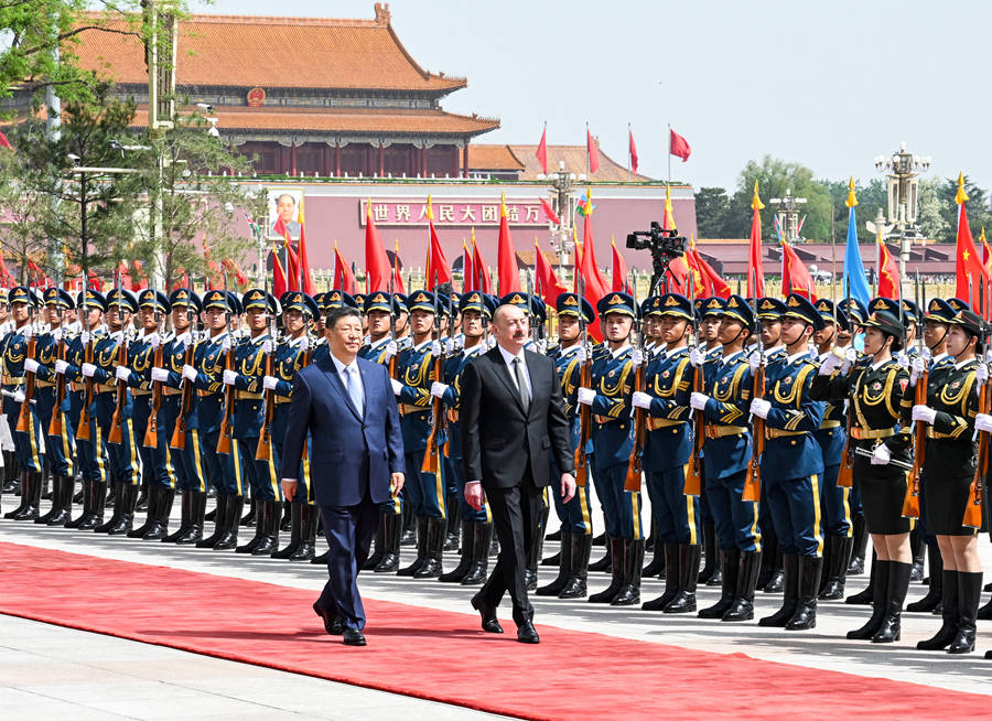 习近平正在与阿塞拜疆总统阿里耶夫（Aliyev）交