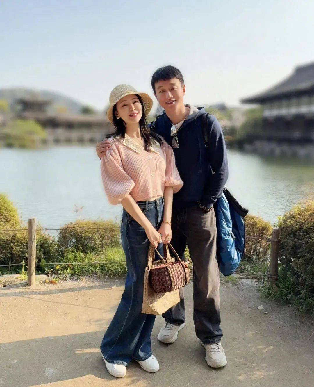46岁佟大为携妻子日本甜蜜游,夫妻俩合影更像大学生情侣,又憨又萌好