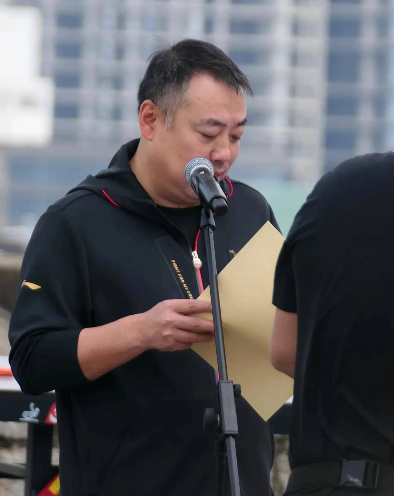 王楚钦被粉丝围得密不透风，刘国梁锐评：体育偶像不是奖牌附属品_搜狐网