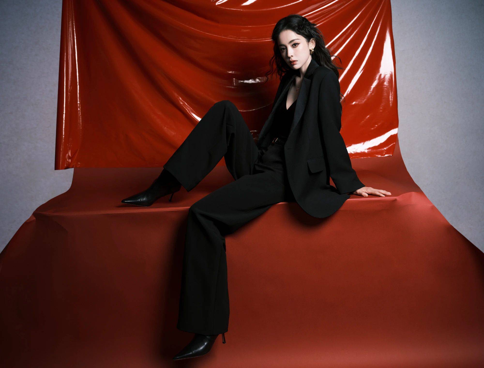 古力娜扎:黑西装造型 a 爆全网,性感时髦又辣又飒!