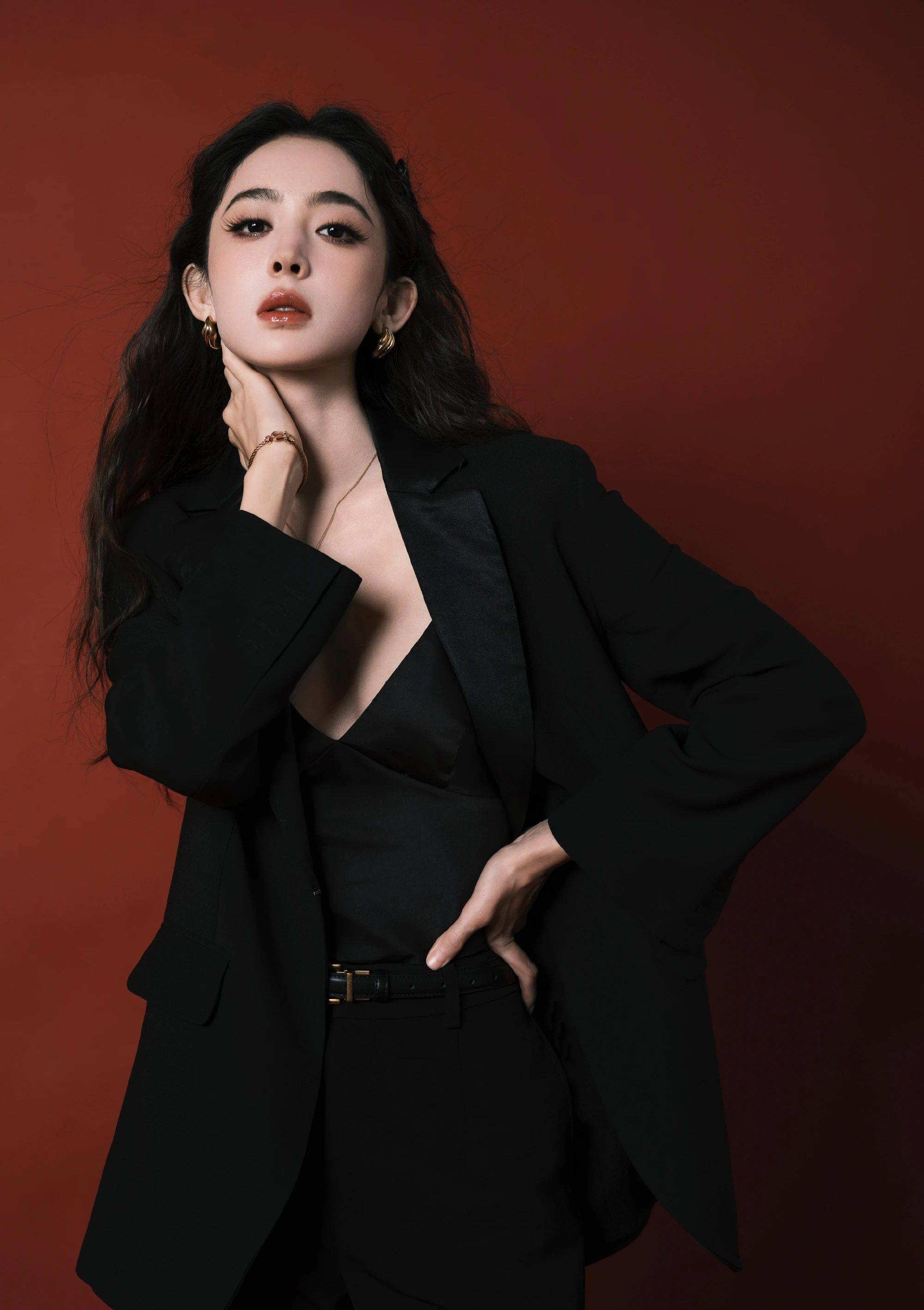 古力娜扎:黑西装造型 a 爆全网,性感时髦又辣又飒!