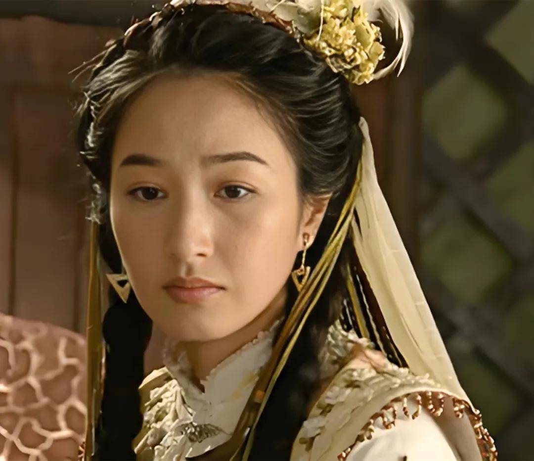 关咏荷饰演的霍青桐,英姿飒爽,骁勇善战,巾帼不让须眉的胆识与谋略让