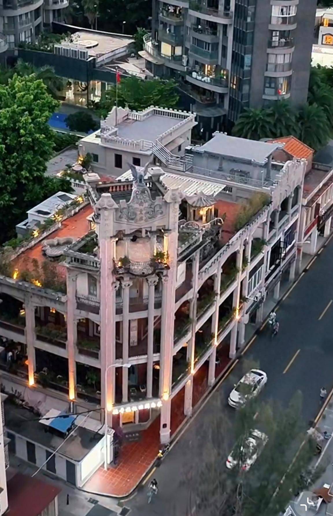 厦门思明区南熏楼建于1937年因楼顶的水泥雕塑鹦鹉得名鹦哥楼