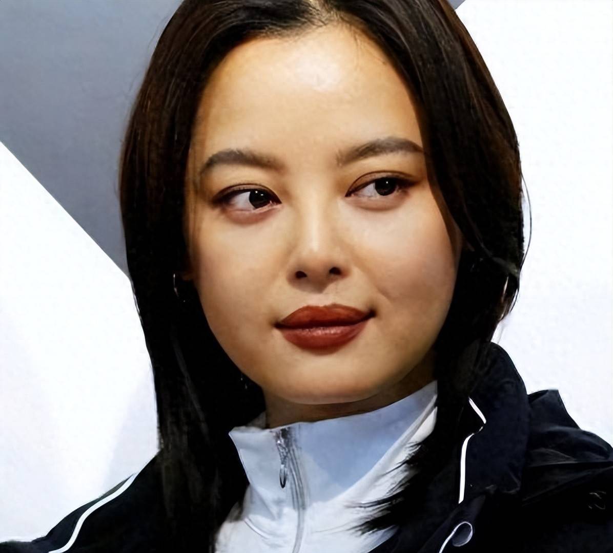 无滤镜后,杨幂一脸苦相,虞书欣大饼脸,最后一位才真的绝美