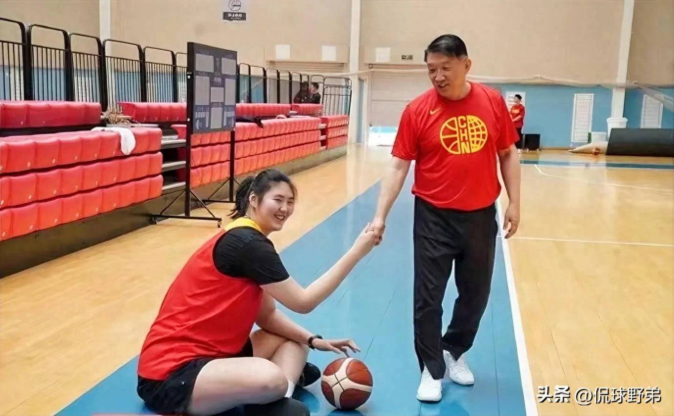 中国女篮集训动态：王思雨、李梦领衔备战，张子宇18岁生日获祝福