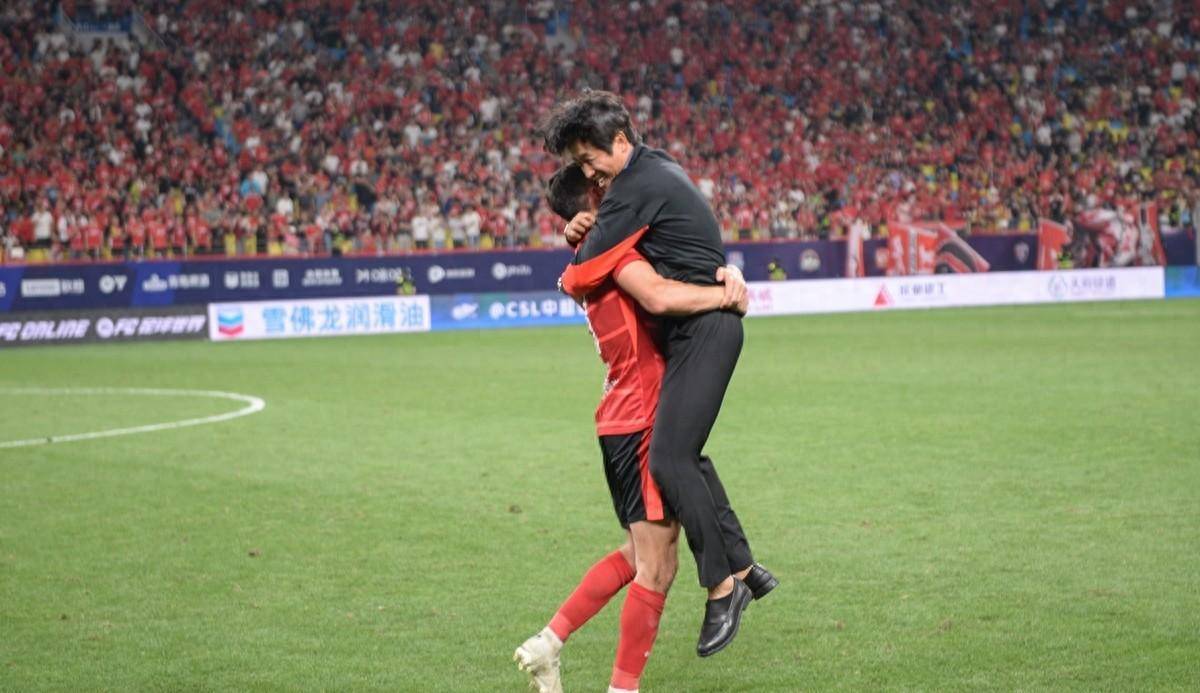 中超焦点战：蓉城力克申花，争冠格局风云突变