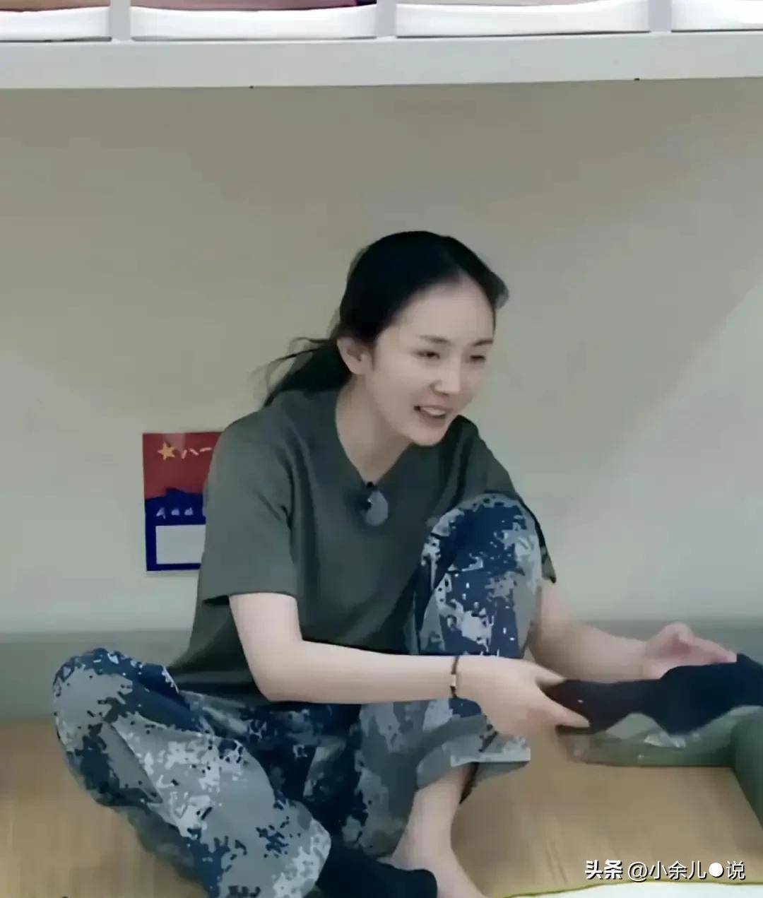 翻看这些生图,杨幂在综艺节目里穿着迷彩服,卸下了舞台上华丽的妆容