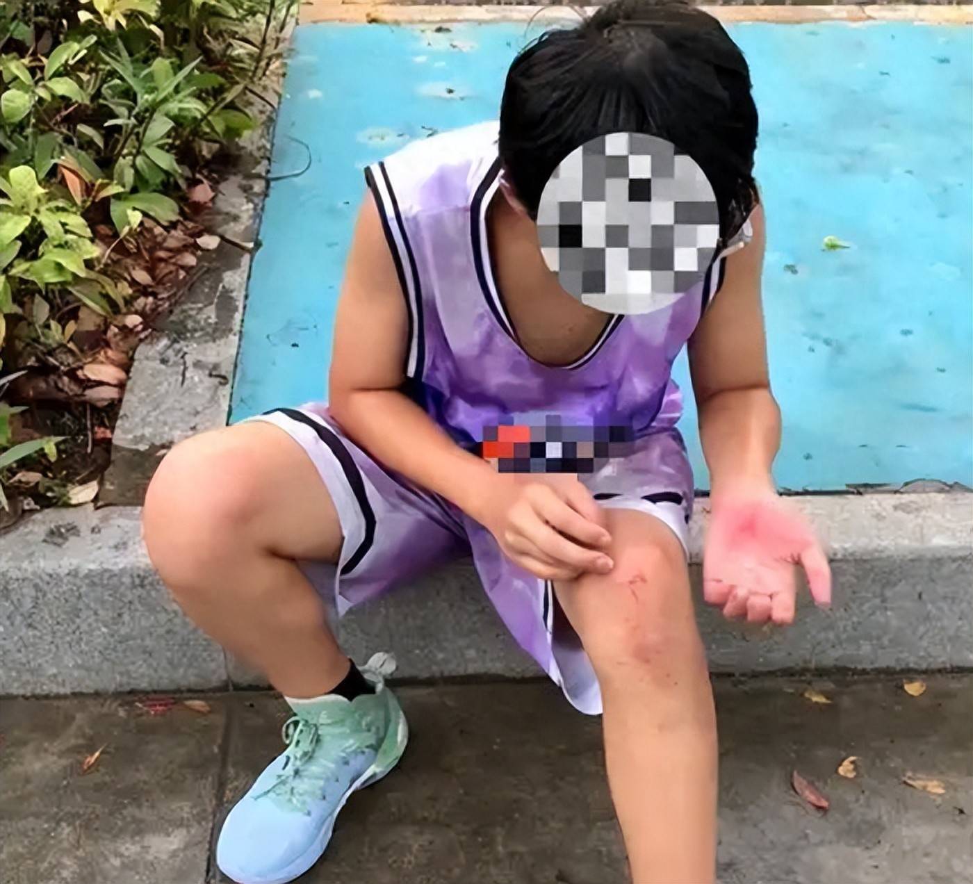 学生在学校不小心摔倒,老师被罚赔偿2000元,谁在纵容家长野蛮?