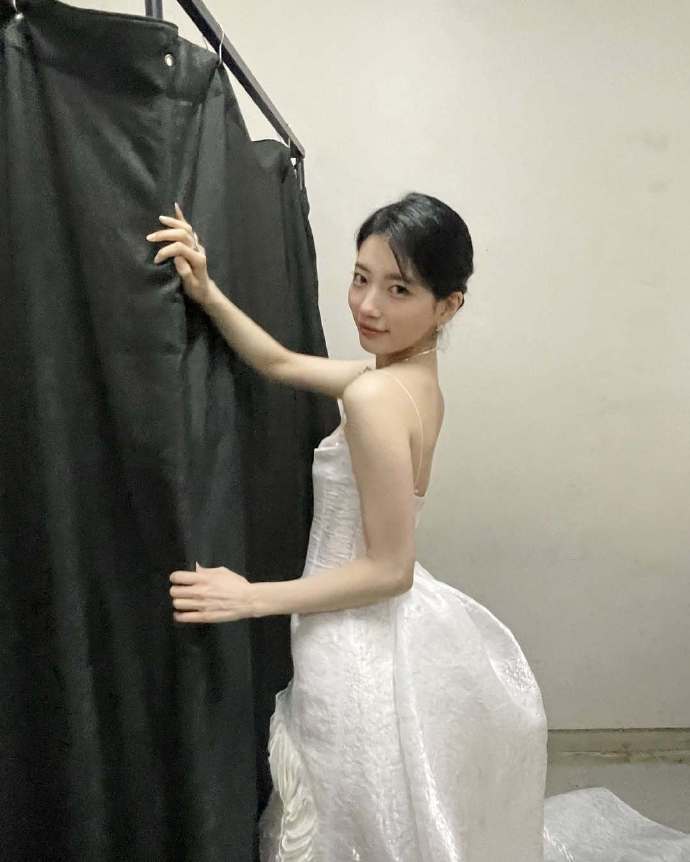 秀智验证“百想女王”地位,连续10年担任MC,两套礼服耀眼 插图8 秀智验证“百想女王”地位,连续10年担任MC,两套礼服耀眼 插图8