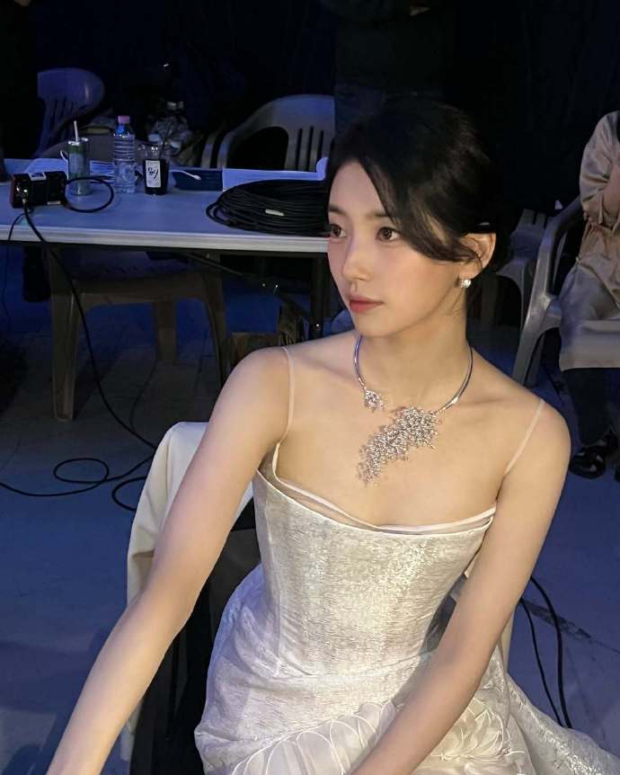 秀智验证“百想女王”地位,连续10年担任MC,两套礼服耀眼 插图7 秀智验证“百想女王”地位,连续10年担任MC,两套礼服耀眼 插图7