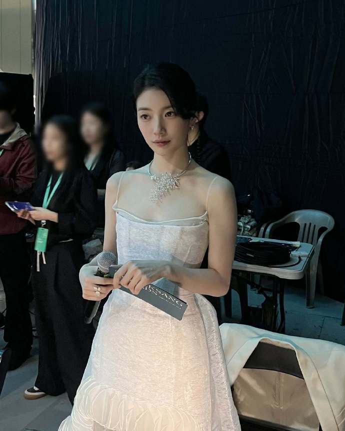 秀智验证“百想女王”地位,连续10年担任MC,两套礼服耀眼 插图6 秀智验证“百想女王”地位,连续10年担任MC,两套礼服耀眼 插图6