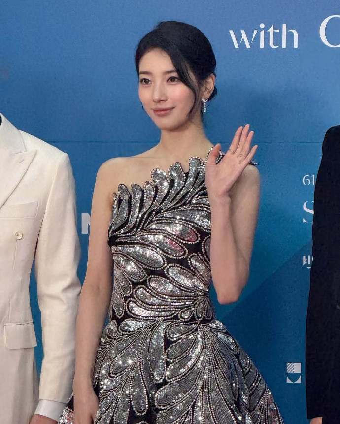 秀智验证“百想女王”地位,连续10年担任MC,两套礼服耀眼 插图9 秀智验证“百想女王”地位,连续10年担任MC,两套礼服耀眼 插图9