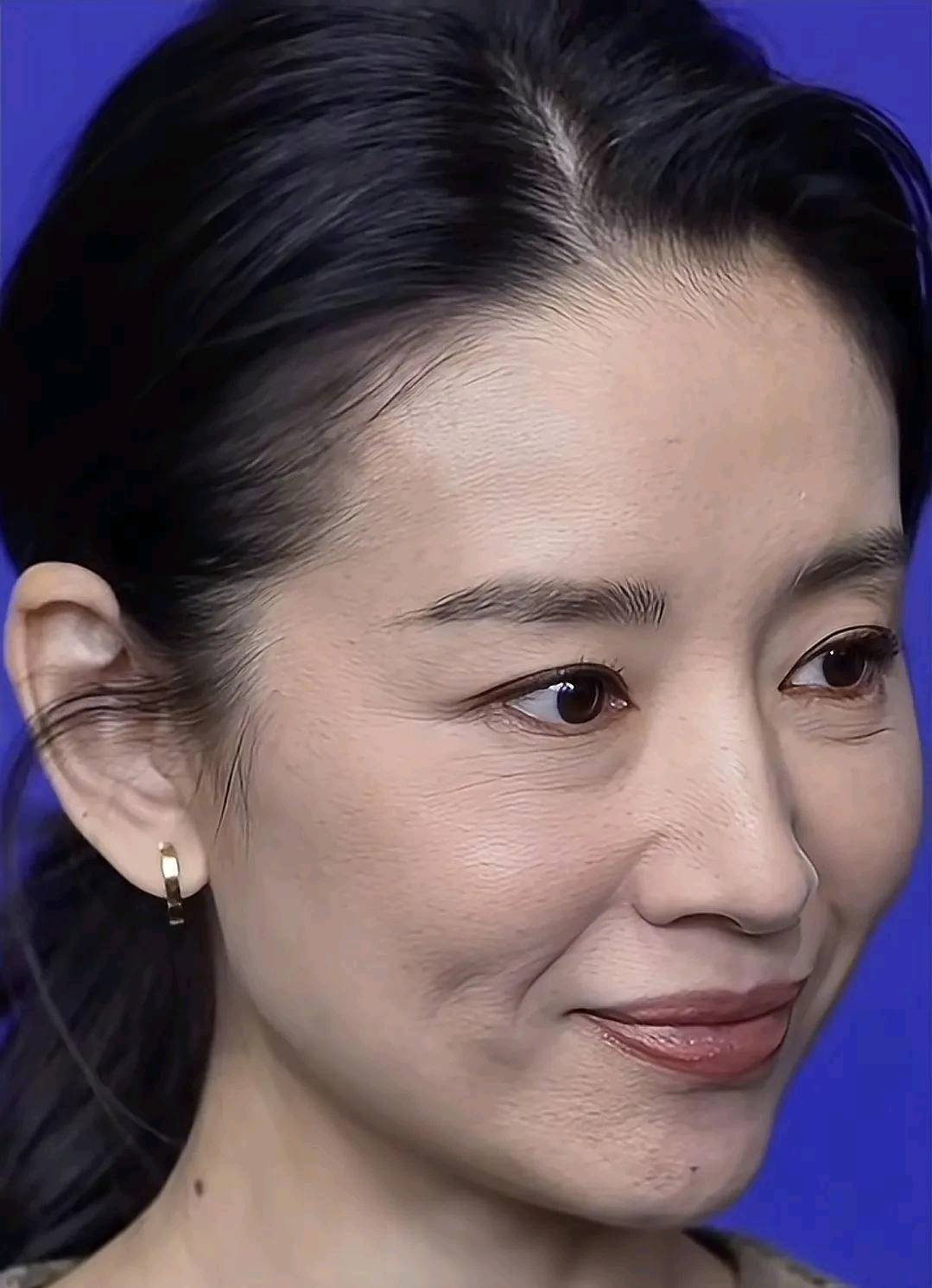 董洁素颜曝光:褪去华服后的真实与本真,你还能一眼认出吗