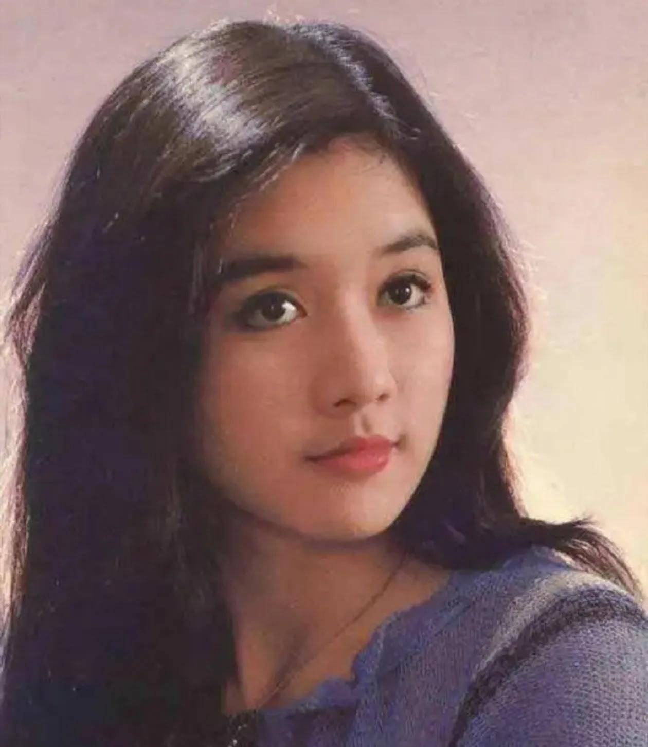 71岁成龙曝有第二私生子惊人美貌堪比林青霞带子嫁人