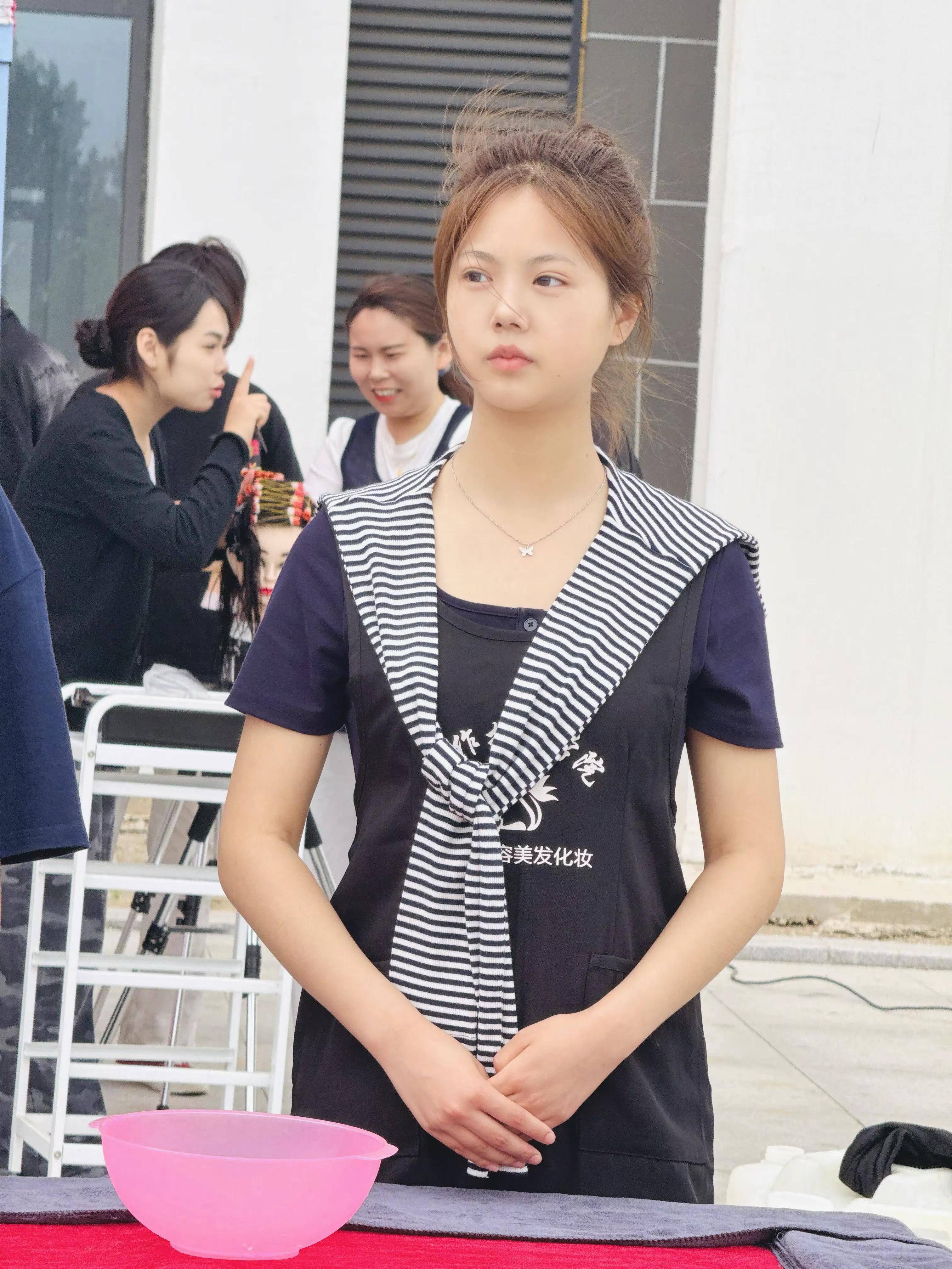 主要课程人像素描色彩基础服务接待训练服饰与造型美容美发企业