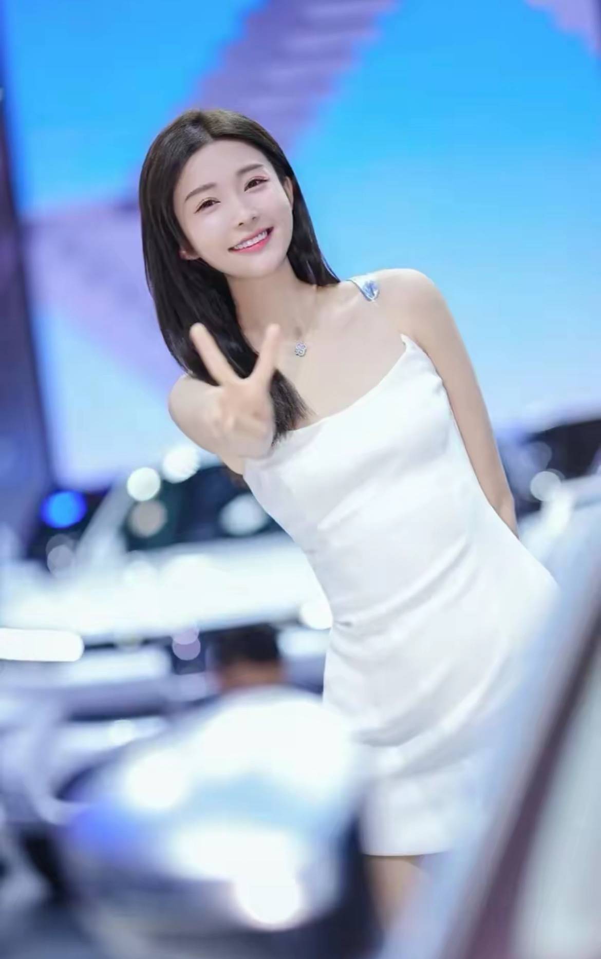 李凉凉:车模圈卷王,176cm大长腿甜妹,重庆辣妹与软萌的完美融合!