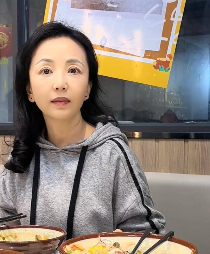 63岁黄安在福州,为二婚老婆庆生,现任比他小9岁,漂亮会撒娇