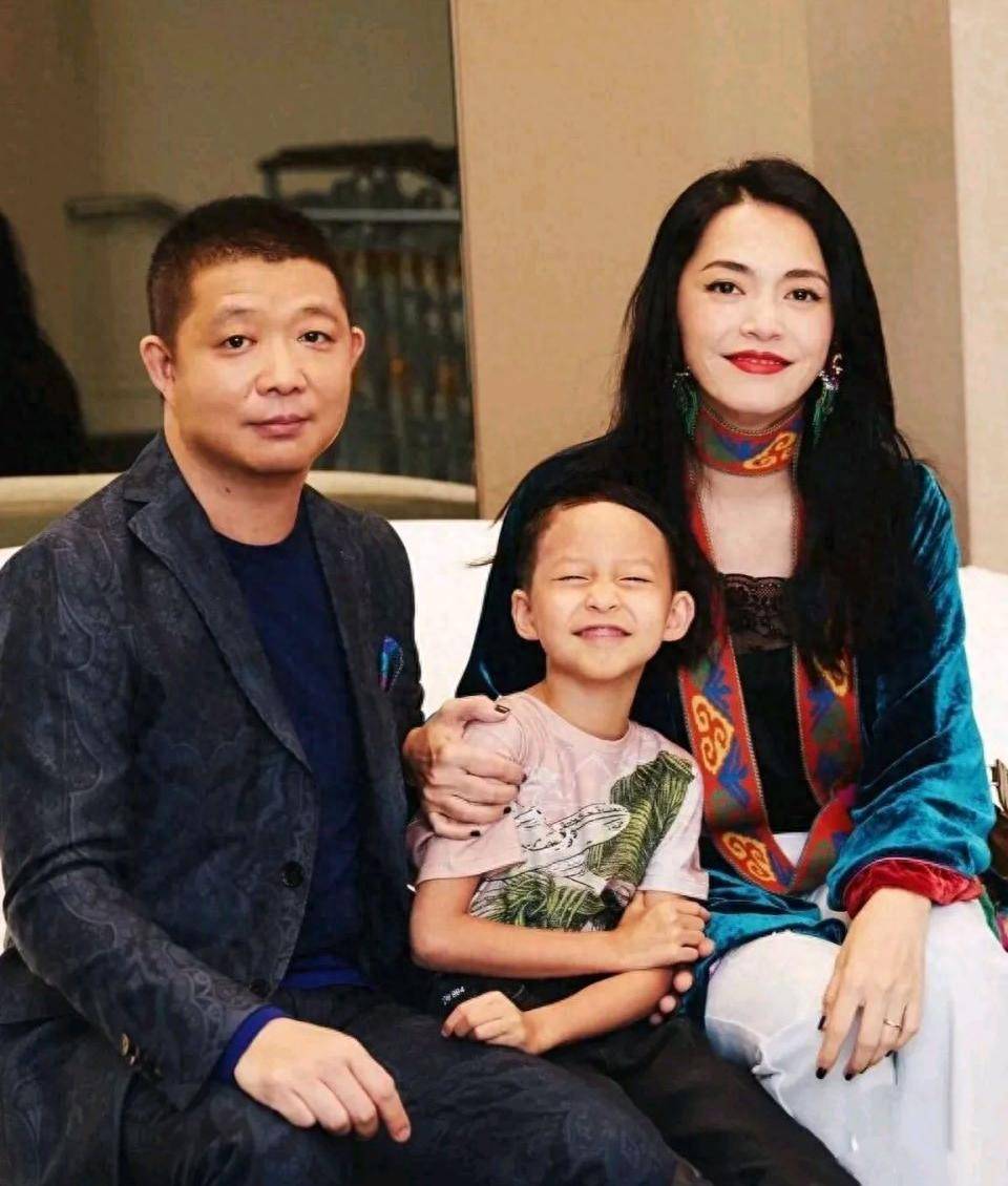 姚晨与摄影师老公罕见同框,男方朴素如大叔,姚晨依旧时尚靓丽