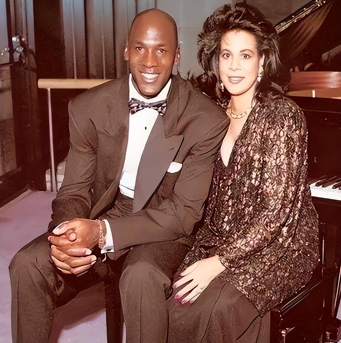 62岁乔丹成nba特约撰稿人坐拥30亿美元资产超模老婆风韵犹存