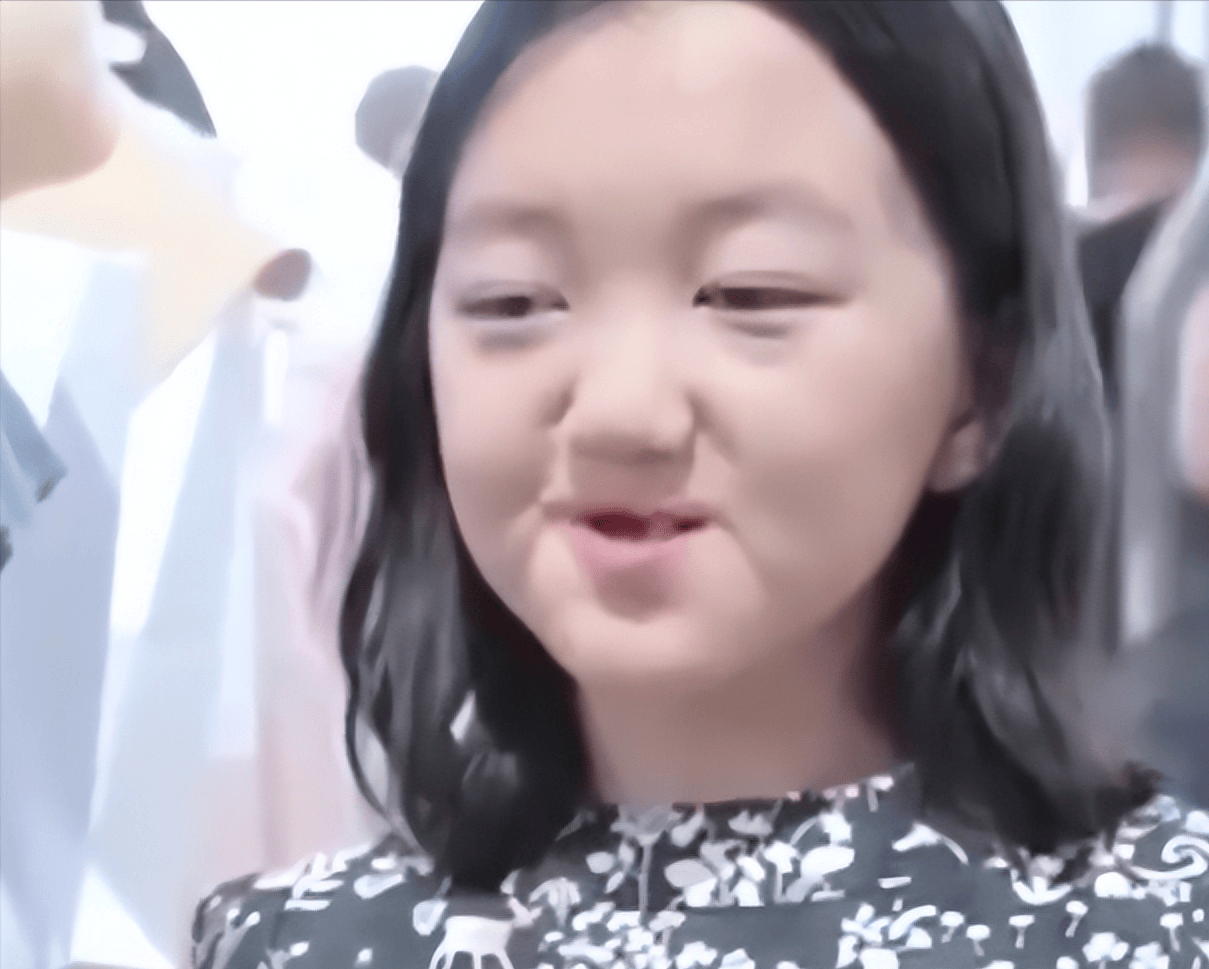王菲18岁女儿近照曝光,逛奢侈品尽显富家千金,兔唇修复效果惊艳
