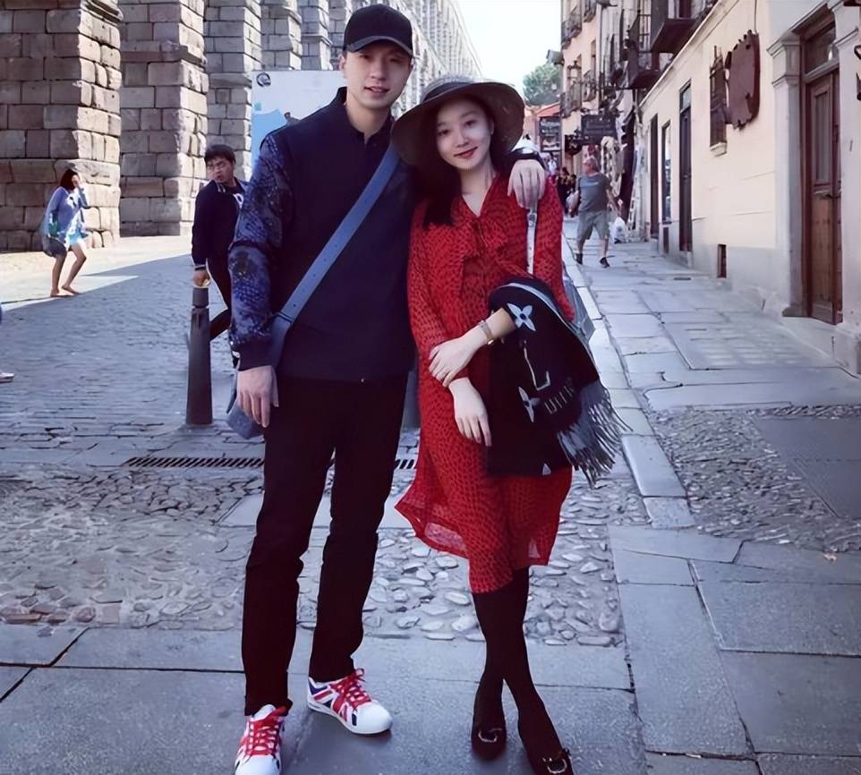 马龙一家四口看cba!父子三人共用一张脸,妻子夏露在人群中太抢眼!