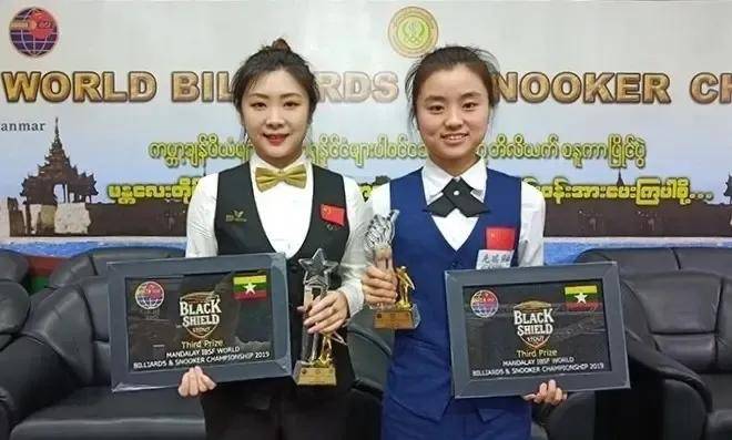 赵心童抵达深圳,斯诺克美女解说员石春侠迎接球迷接机