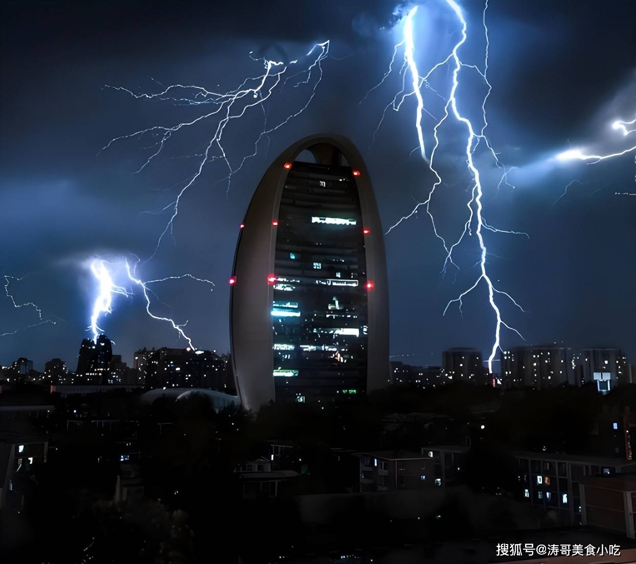 北京一公司雷电冰雹仍加班,吃饭时,老总吐真言,众人泪流满面!